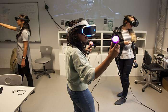 Drei junge Frauen mit VR-Brille in Ausbildung zur Veranstaltungskauffrau