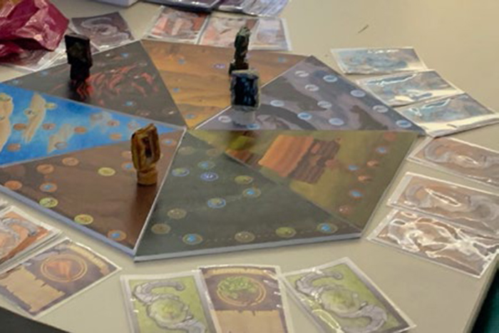 Brettspiel mit Figuren und Karten - Spiele erfinden ist Teil der Ausbildung Gamedesign.